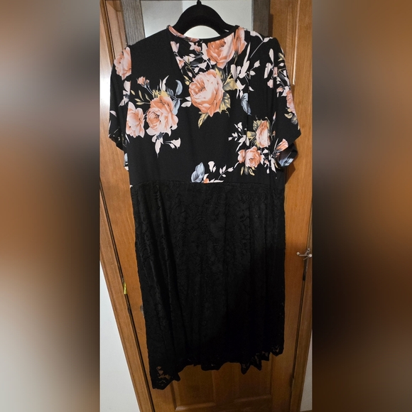 New Never Worn - Black Dress With A Peach & White Floral Design, Fits Like A 2XL - Picture 3 of 6